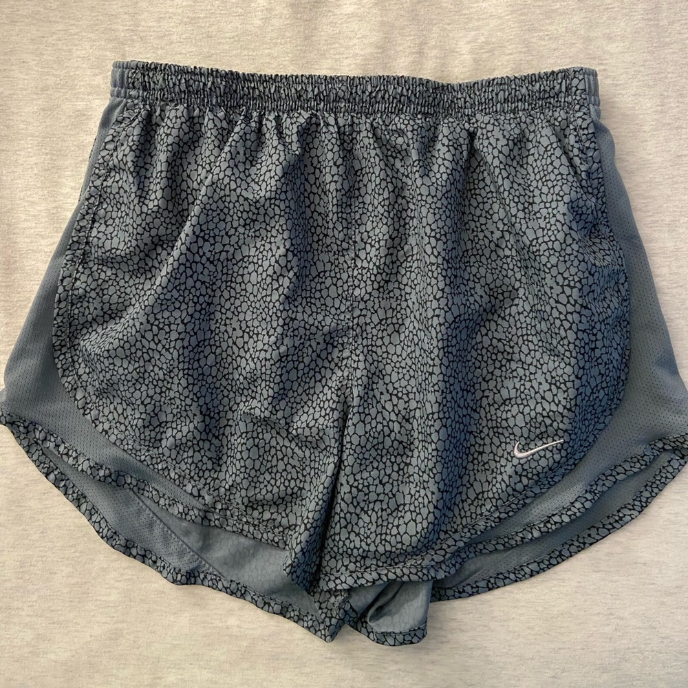 NIKE women’s tempo shorts